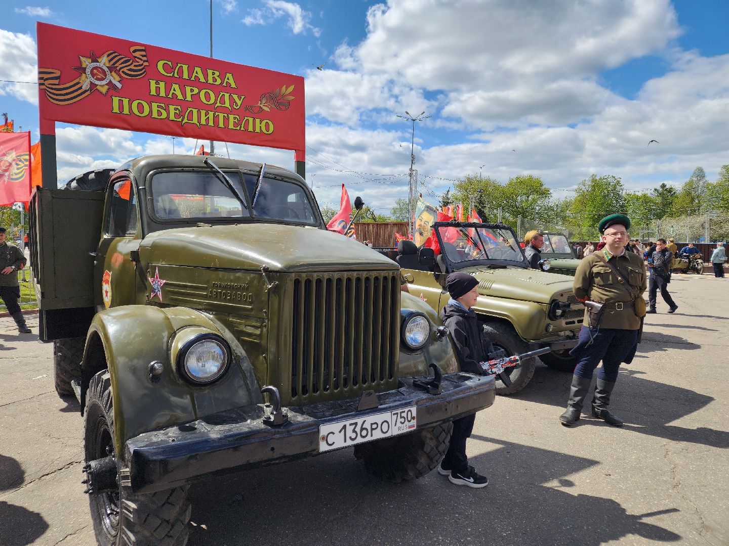 Чехов, День Победы, Советская площадь, выставка ретро-техники, машины военных лет, полуторка,  боевая машина Катюша, мотоциклы, джипы,