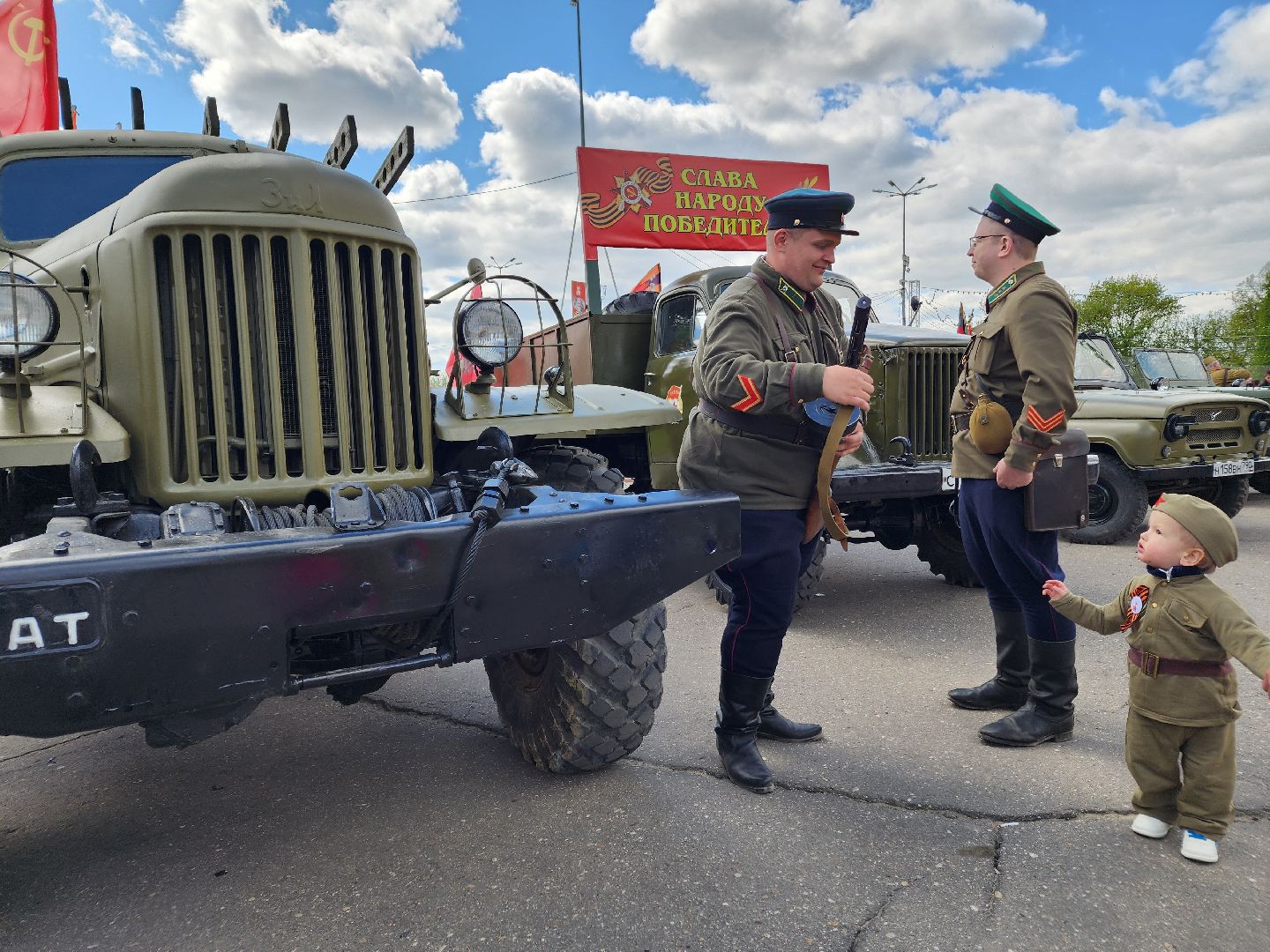 Чехов, День Победы, Советская площадь, выставка ретро-техники, машины военных лет, полуторка,  боевая машина Катюша, мотоциклы, джипы,