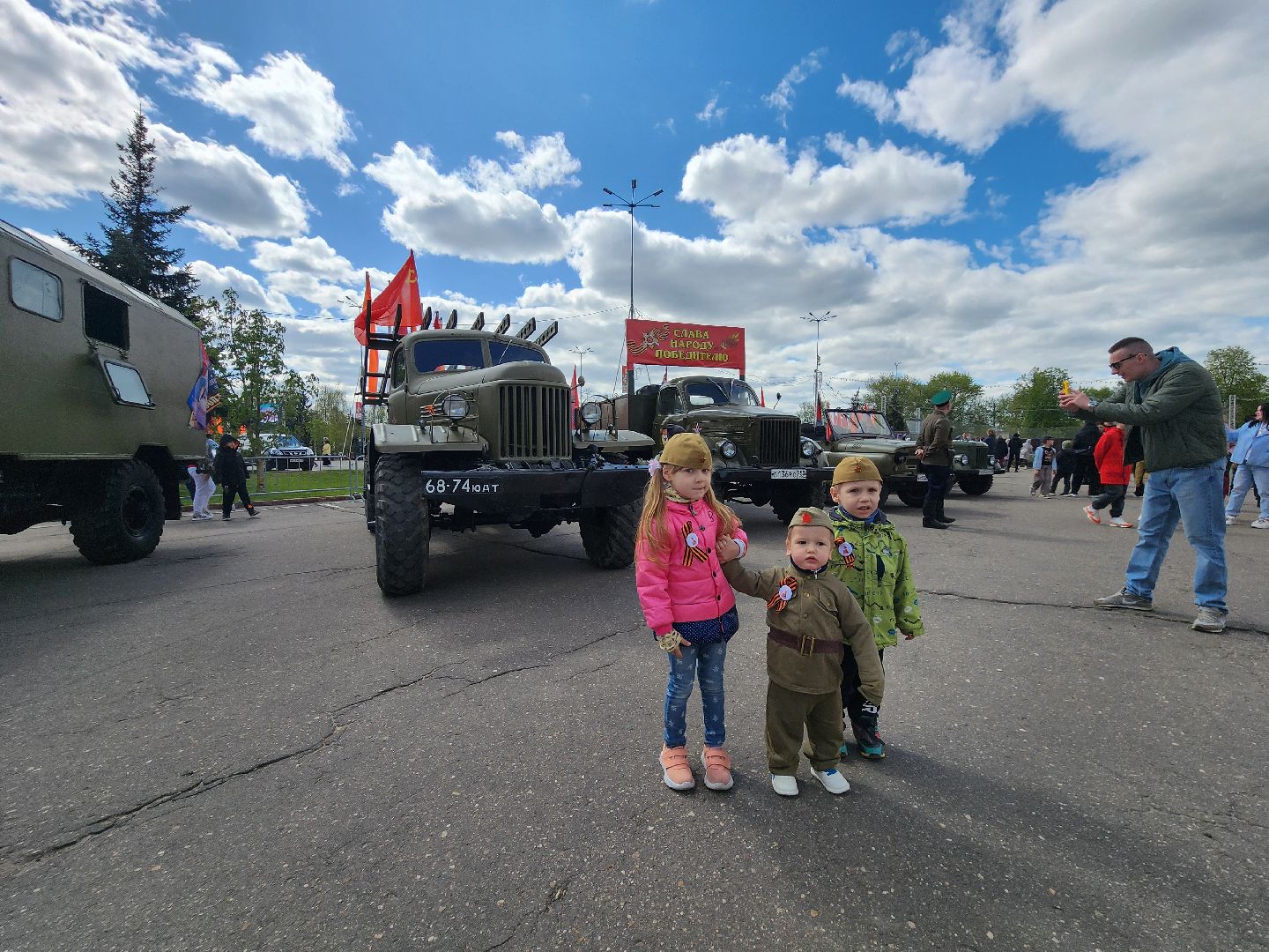 Чехов, День Победы, Советская площадь, выставка ретро-техники, машины военных лет, полуторка,  боевая машина Катюша, мотоциклы, джипы,