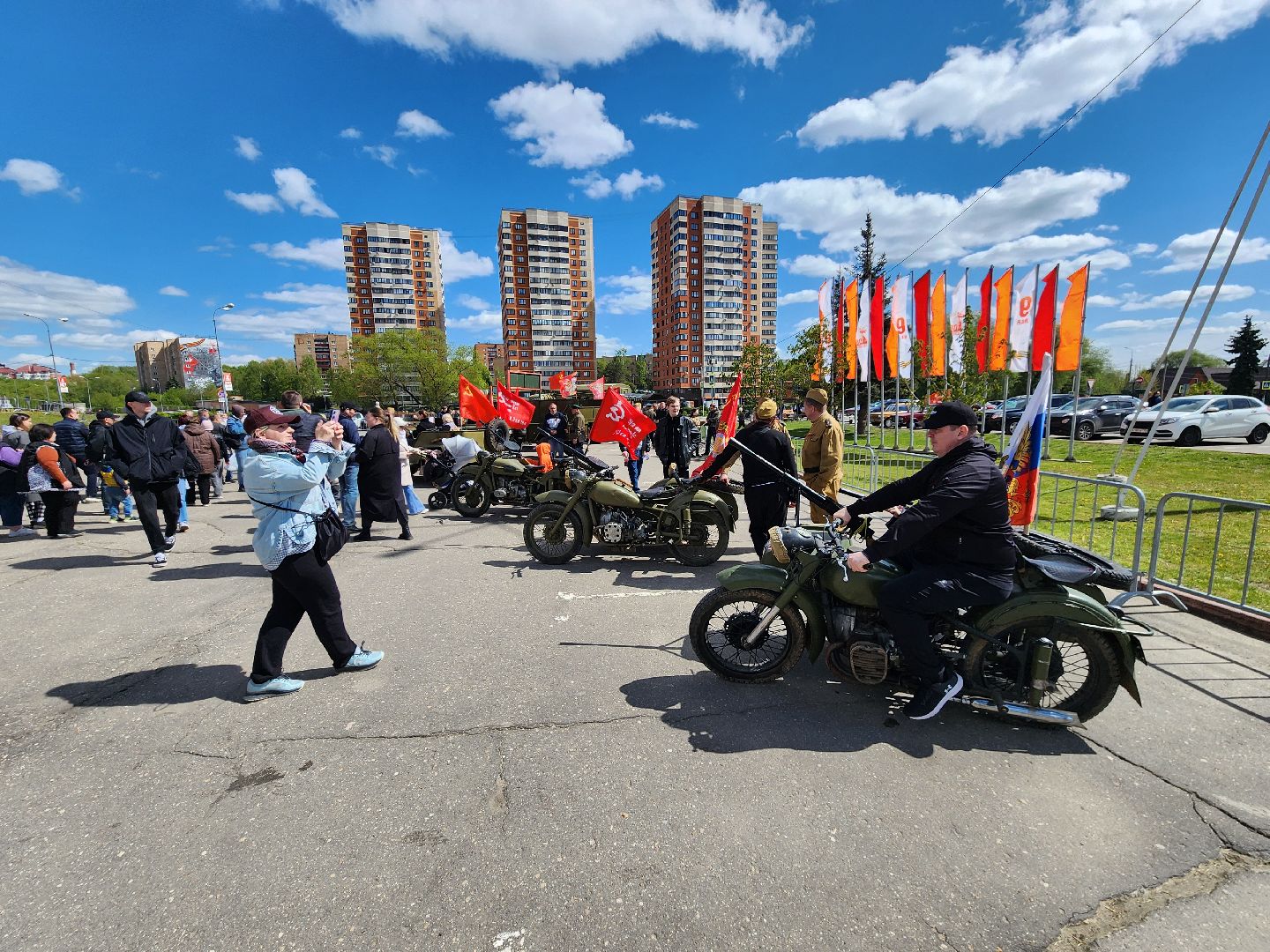 Чехов, День Победы, Советская площадь, выставка ретро-техники, машины военных лет, полуторка,  боевая машина Катюша, мотоциклы, джипы,
