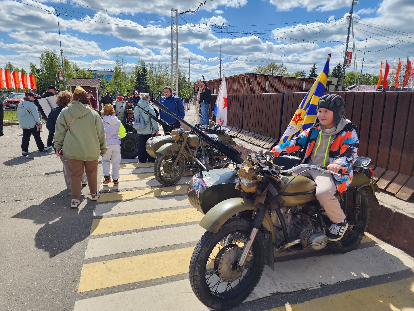 Чехов, День Победы, Советская площадь, выставка ретро-техники, машины военных лет, полуторка,  боевая машина Катюша, мотоциклы, джипы,