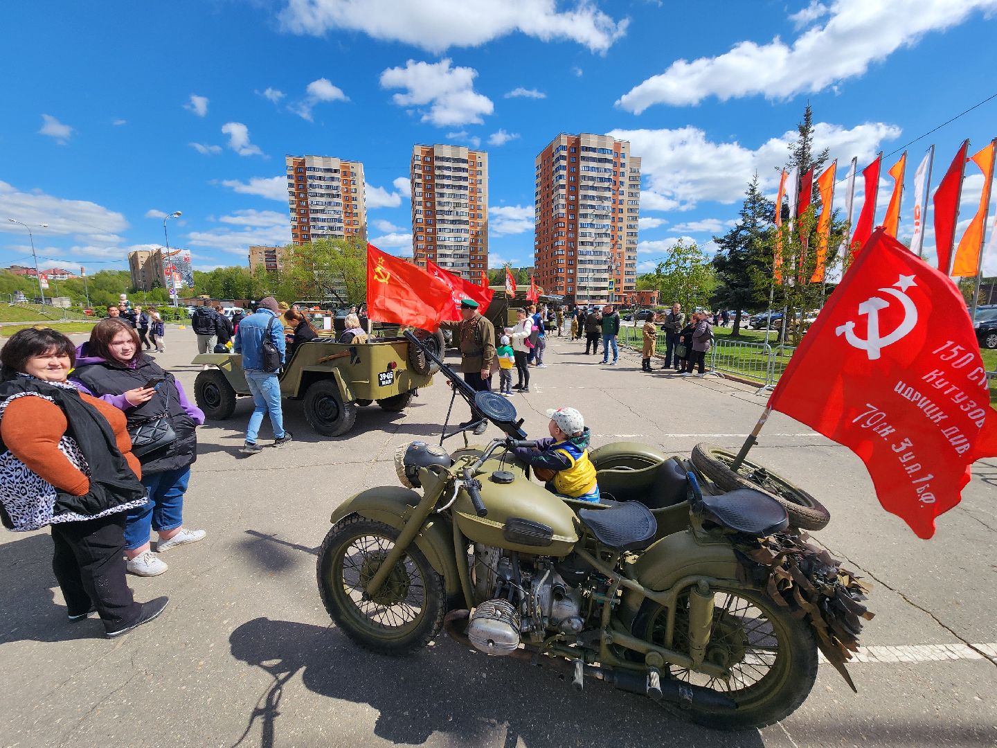 Чехов, День Победы, Советская площадь, выставка ретро-техники, машины военных лет, полуторка,  боевая машина Катюша, мотоциклы, джипы,