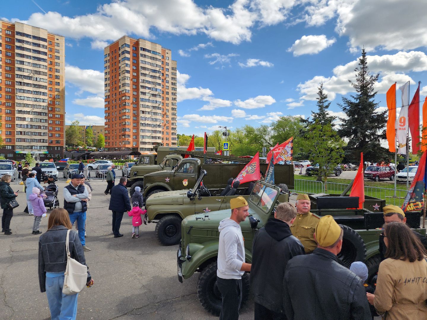 Чехов, День Победы, Советская площадь, выставка ретро-техники, машины военных лет, полуторка,  боевая машина Катюша, мотоциклы, джипы,