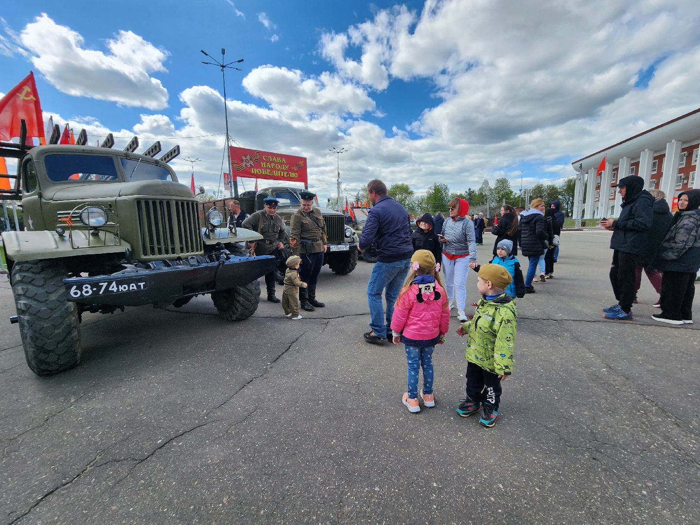 Чехов, День Победы, Советская площадь, выставка ретро-техники, машины военных лет, полуторка,  боевая машина Катюша, мотоциклы, джипы,