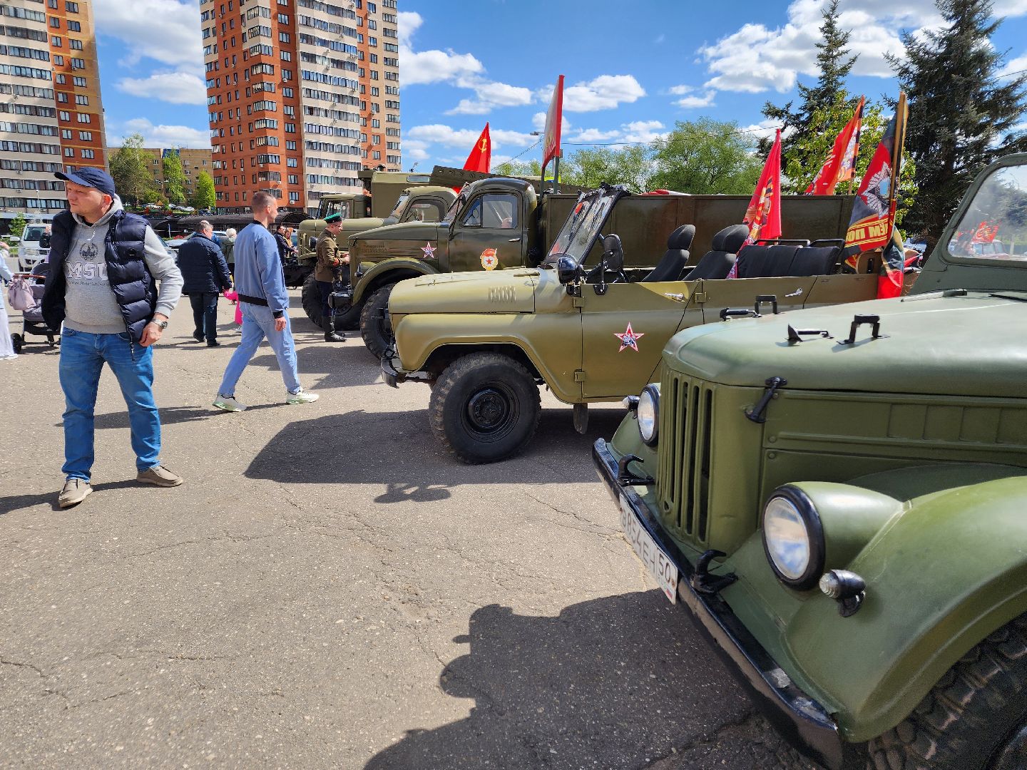 Чехов, День Победы, Советская площадь, выставка ретро-техники, машины военных лет, полуторка,  боевая машина Катюша, мотоциклы, джипы,