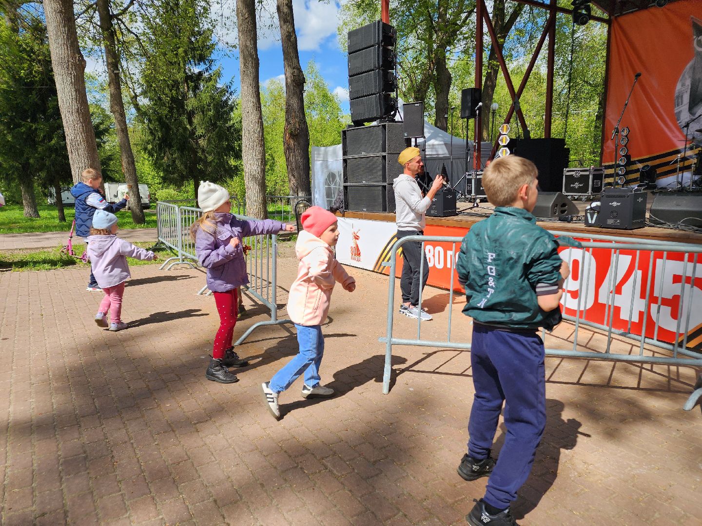 Чехов, городской парк, мастер-классы, рисование цветным песком, плетение сетей, маскировочные халаты, выставка оружия, спортивный мастер-класс, бокс, Эдуард Трояновский, День Победы,