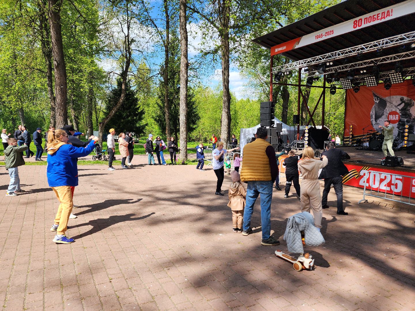 Чехов, городской парк, мастер-классы, рисование цветным песком, плетение сетей, маскировочные халаты, выставка оружия, спортивный мастер-класс, бокс, Эдуард Трояновский, День Победы,