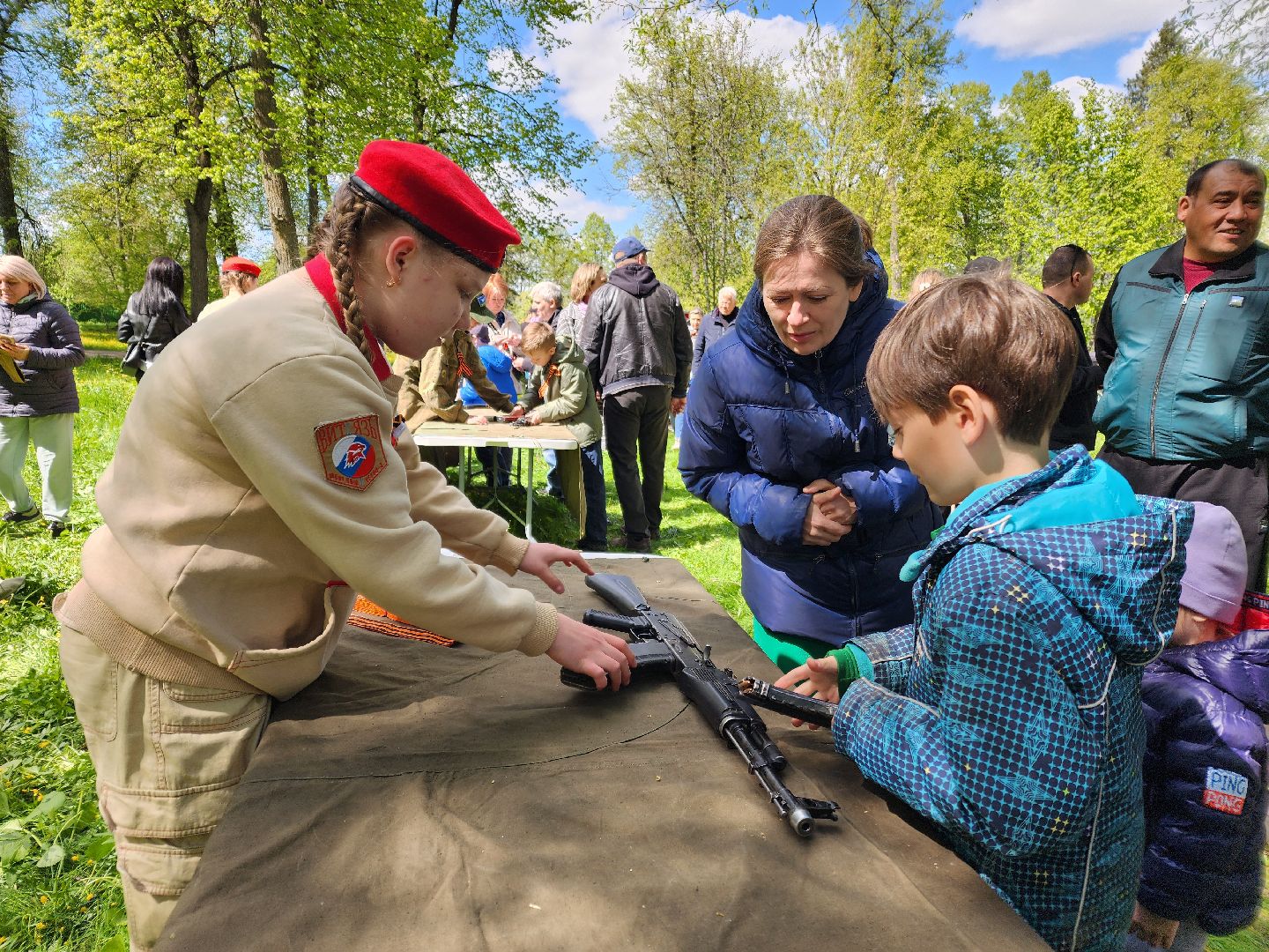 Чехов, городской парк, мастер-классы, рисование цветным песком, плетение сетей, маскировочные халаты, выставка оружия, спортивный мастер-класс, бокс, Эдуард Трояновский, День Победы,