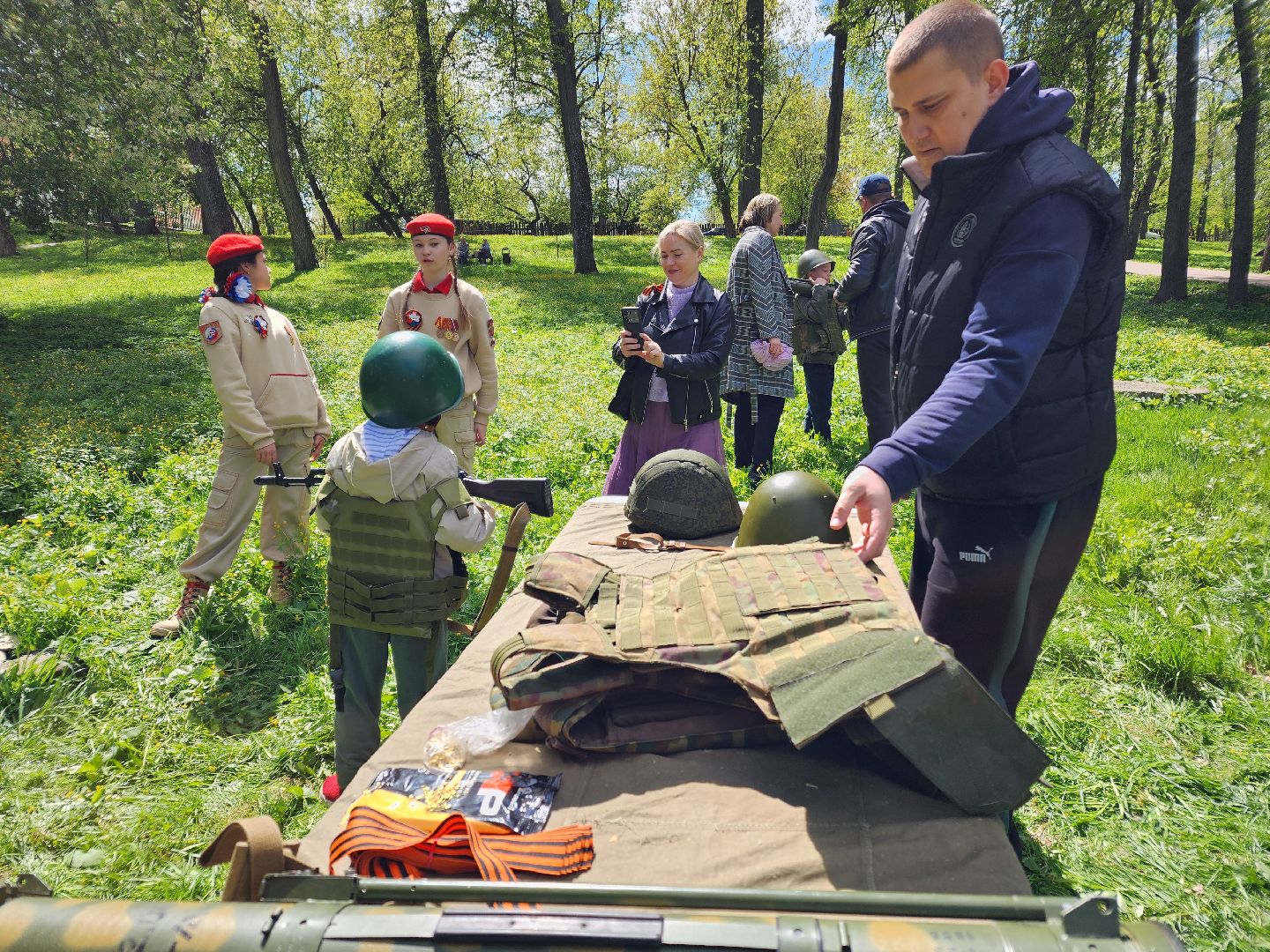 Чехов, городской парк, мастер-классы, рисование цветным песком, плетение сетей, маскировочные халаты, выставка оружия, спортивный мастер-класс, бокс, Эдуард Трояновский, День Победы,