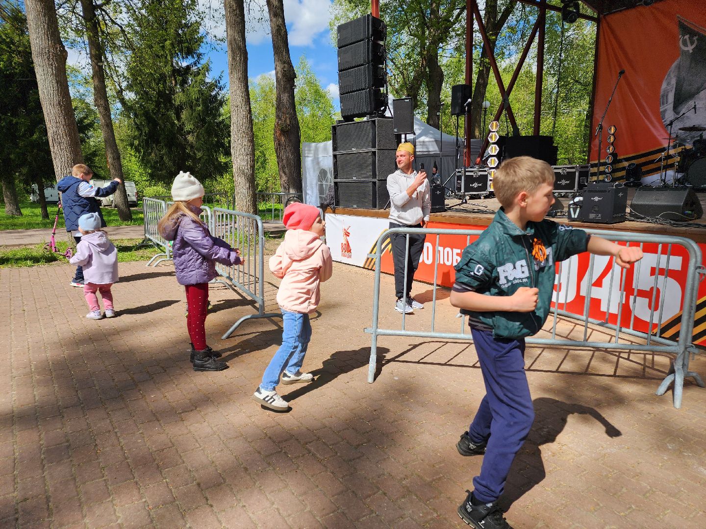 Чехов, городской парк, мастер-классы, рисование цветным песком, плетение сетей, маскировочные халаты, выставка оружия, спортивный мастер-класс, бокс, Эдуард Трояновский, День Победы,