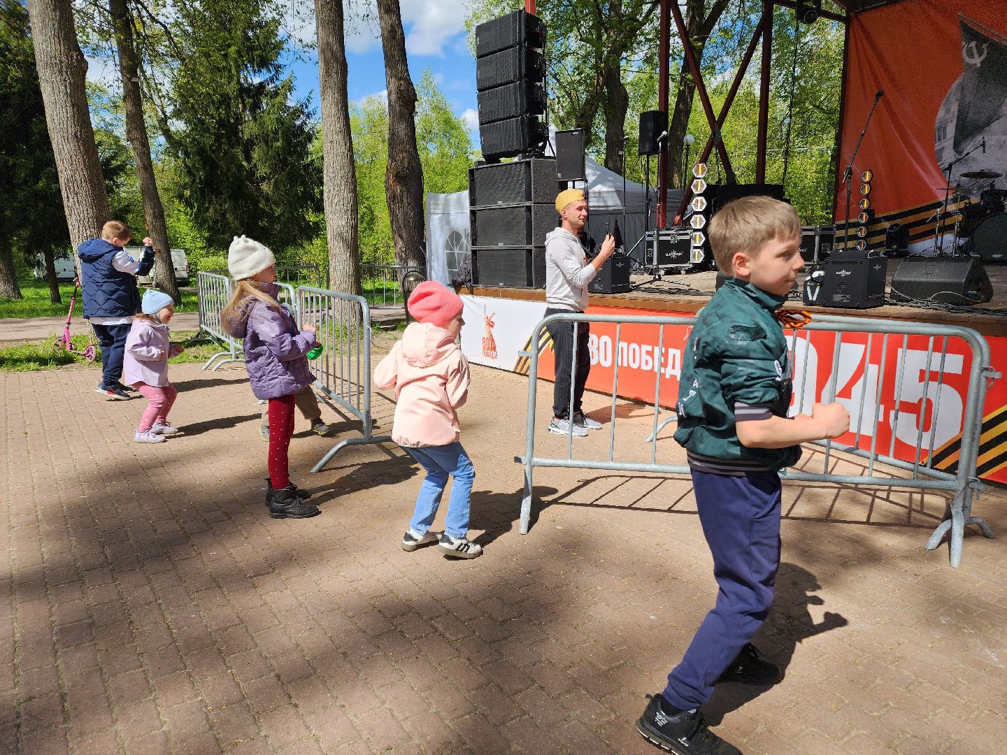 Чехов, городской парк, мастер-классы, рисование цветным песком, плетение сетей, маскировочные халаты, выставка оружия, спортивный мастер-класс, бокс, Эдуард Трояновский, День Победы,