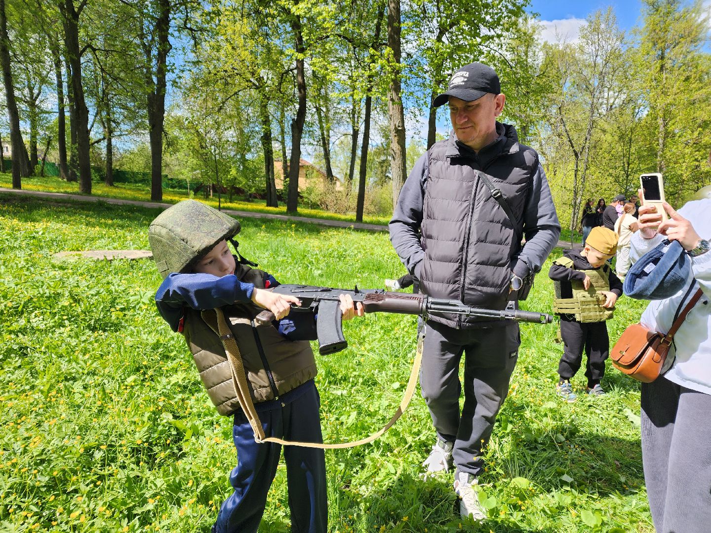 Чехов, городской парк, мастер-классы, рисование цветным песком, плетение сетей, маскировочные халаты, выставка оружия, спортивный мастер-класс, бокс, Эдуард Трояновский, День Победы,