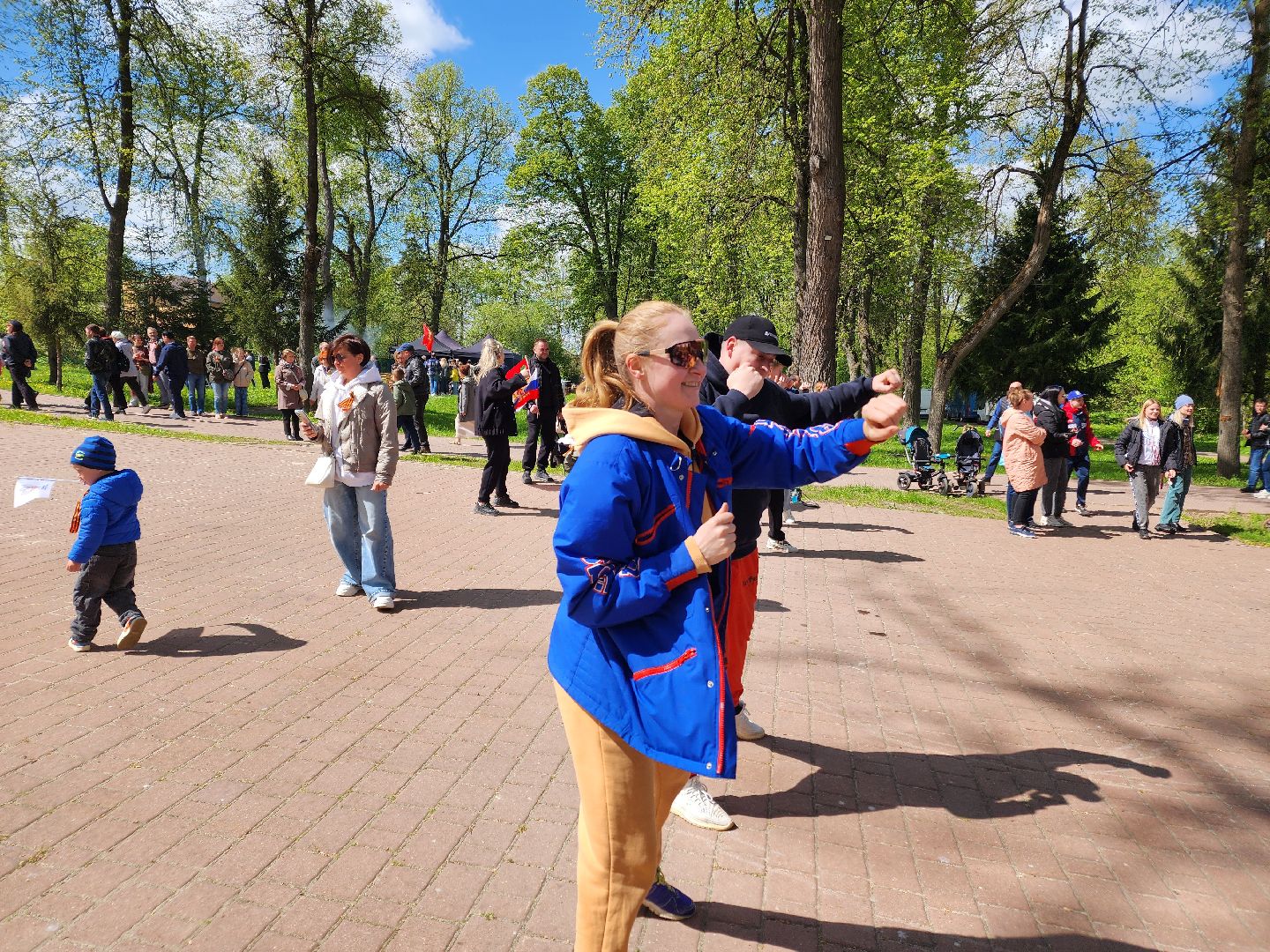 Чехов, городской парк, мастер-классы, рисование цветным песком, плетение сетей, маскировочные халаты, выставка оружия, спортивный мастер-класс, бокс, Эдуард Трояновский, День Победы,