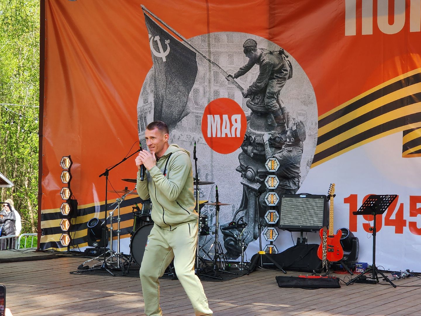 Чехов, городской парк, мастер-классы, рисование цветным песком, плетение сетей, маскировочные халаты, выставка оружия, спортивный мастер-класс, бокс, Эдуард Трояновский, День Победы,