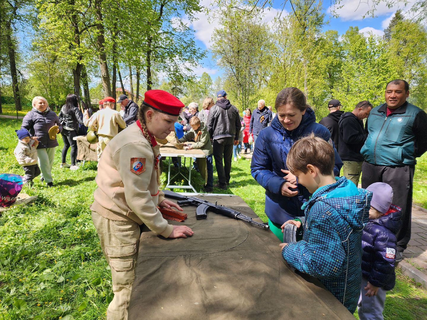 Чехов, городской парк, мастер-классы, рисование цветным песком, плетение сетей, маскировочные халаты, выставка оружия, спортивный мастер-класс, бокс, Эдуард Трояновский, День Победы,