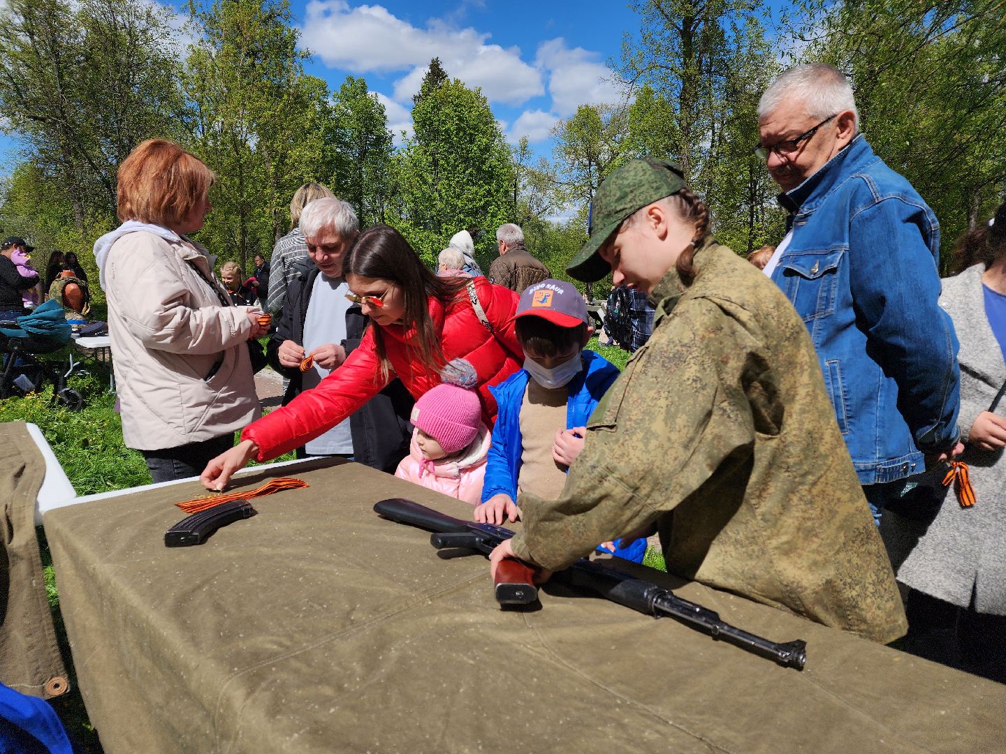 Чехов, городской парк, мастер-классы, рисование цветным песком, плетение сетей, маскировочные халаты, выставка оружия, спортивный мастер-класс, бокс, Эдуард Трояновский, День Победы,