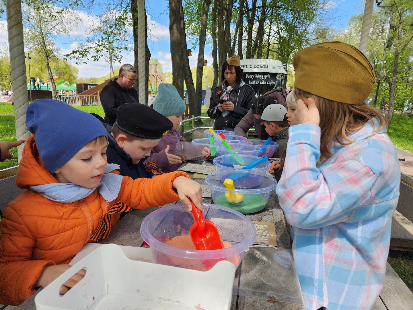 Чехов, городской парк, мастер-классы, рисование цветным песком, плетение сетей, маскировочные халаты, выставка оружия, спортивный мастер-класс, бокс, Эдуард Трояновский, День Победы,