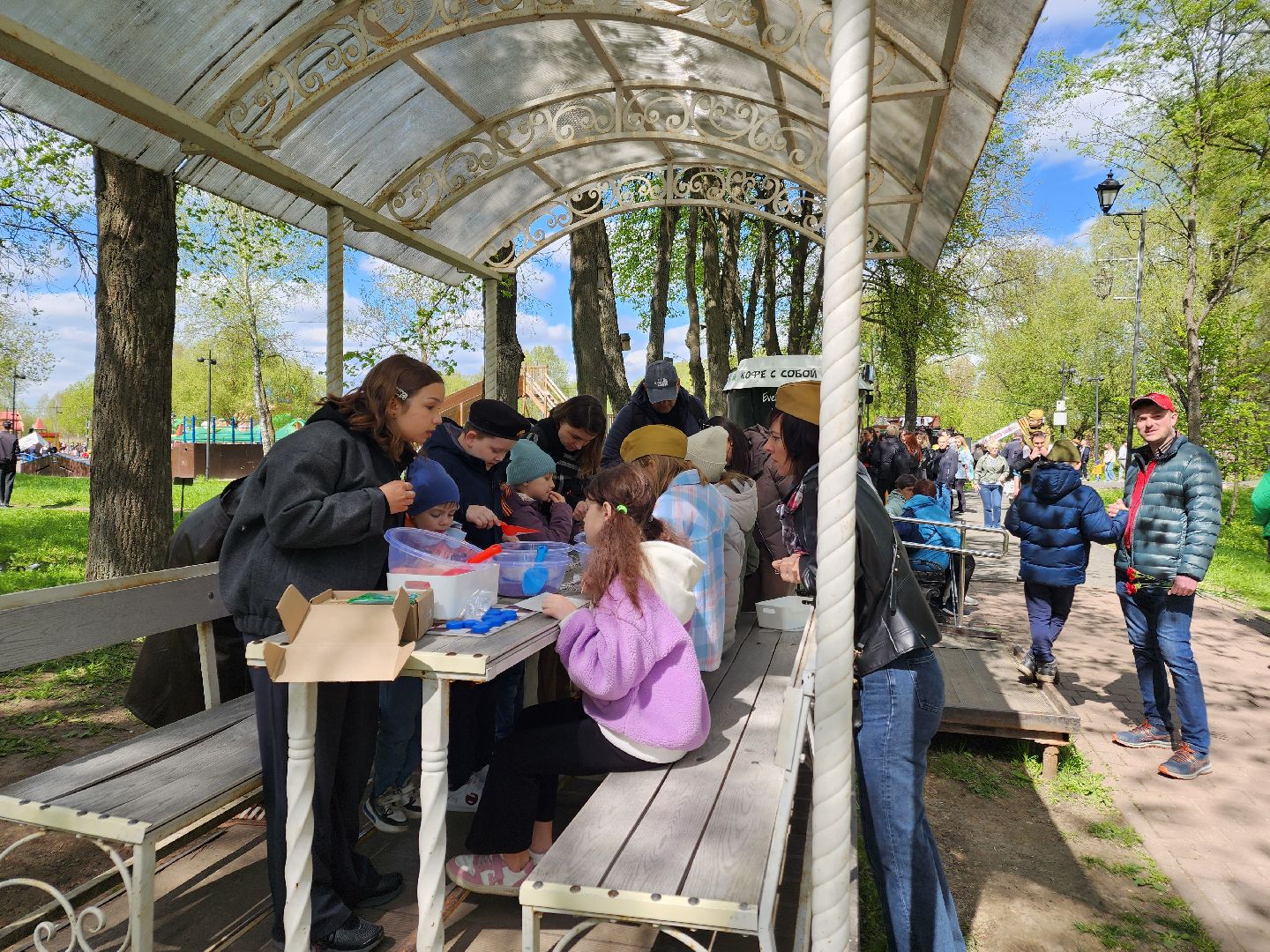 Чехов, городской парк, мастер-классы, рисование цветным песком, плетение сетей, маскировочные халаты, выставка оружия, спортивный мастер-класс, бокс, Эдуард Трояновский, День Победы,