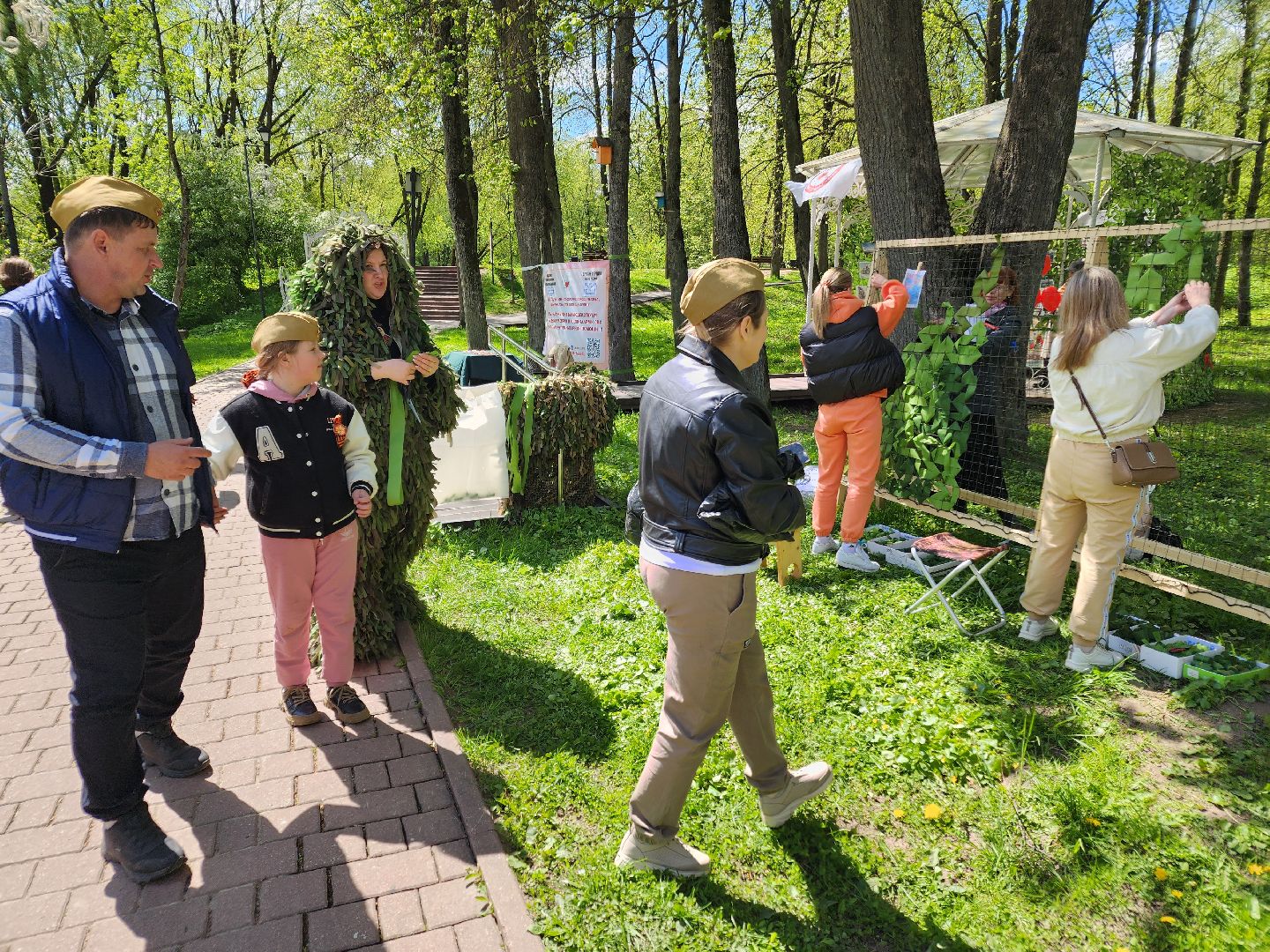 Чехов, городской парк, мастер-классы, рисование цветным песком, плетение сетей, маскировочные халаты, выставка оружия, спортивный мастер-класс, бокс, Эдуард Трояновский, День Победы,