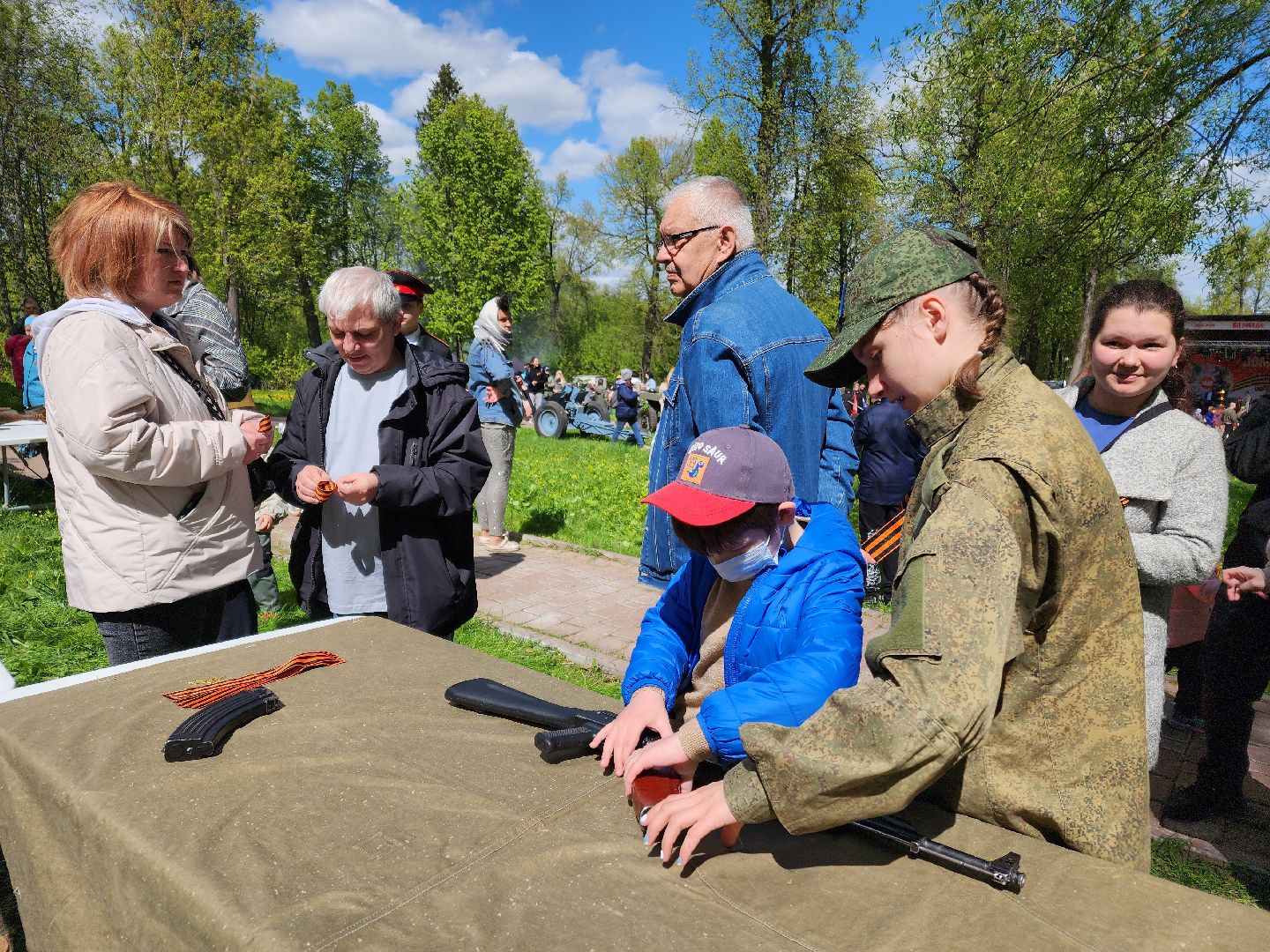 Чехов, городской парк, мастер-классы, рисование цветным песком, плетение сетей, маскировочные халаты, выставка оружия, спортивный мастер-класс, бокс, Эдуард Трояновский, День Победы,