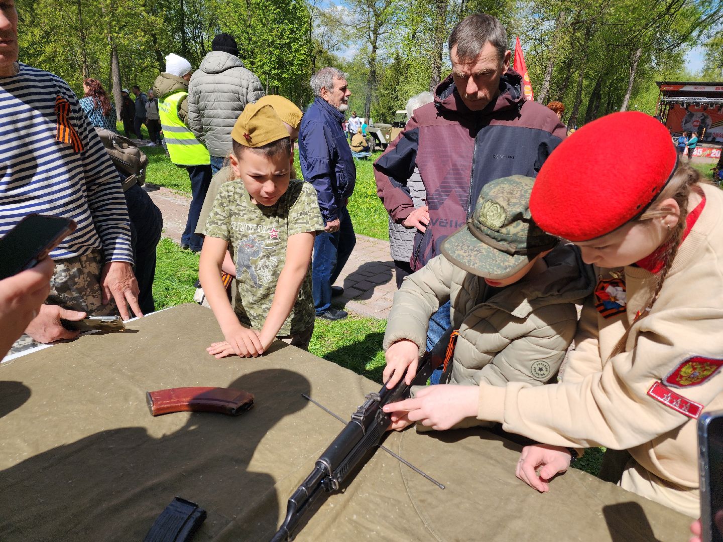 Чехов, городской парк, мастер-классы, рисование цветным песком, плетение сетей, маскировочные халаты, выставка оружия, спортивный мастер-класс, бокс, Эдуард Трояновский, День Победы,