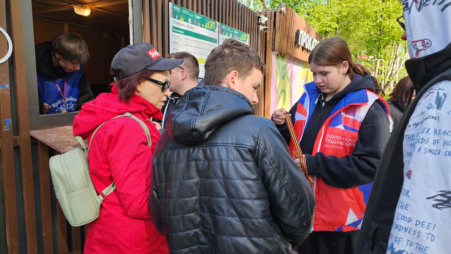 кашира, 9 мая, день победы, волонтеры, георгиевская лента, акция,  парк,