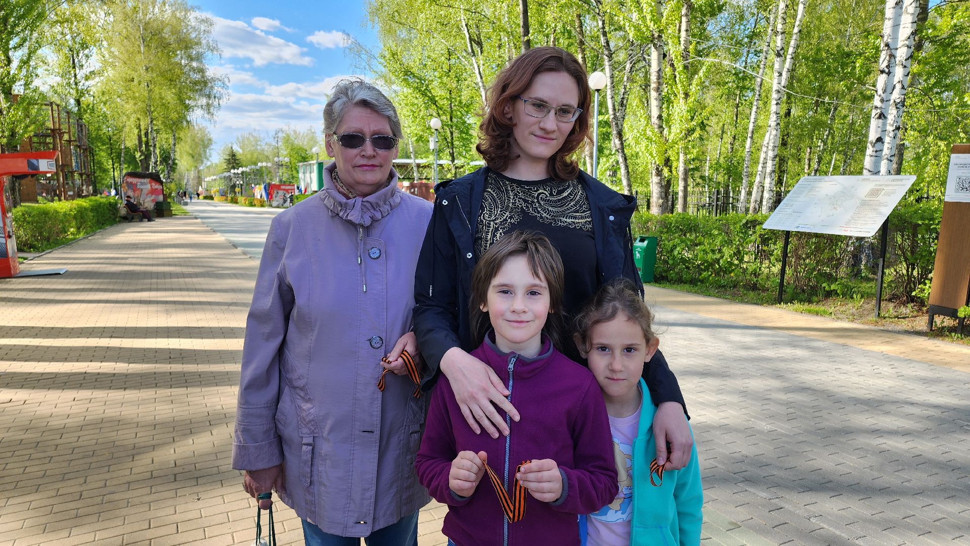 кашира, 9 мая, день победы, волонтеры, георгиевская лента, акция,  парк,