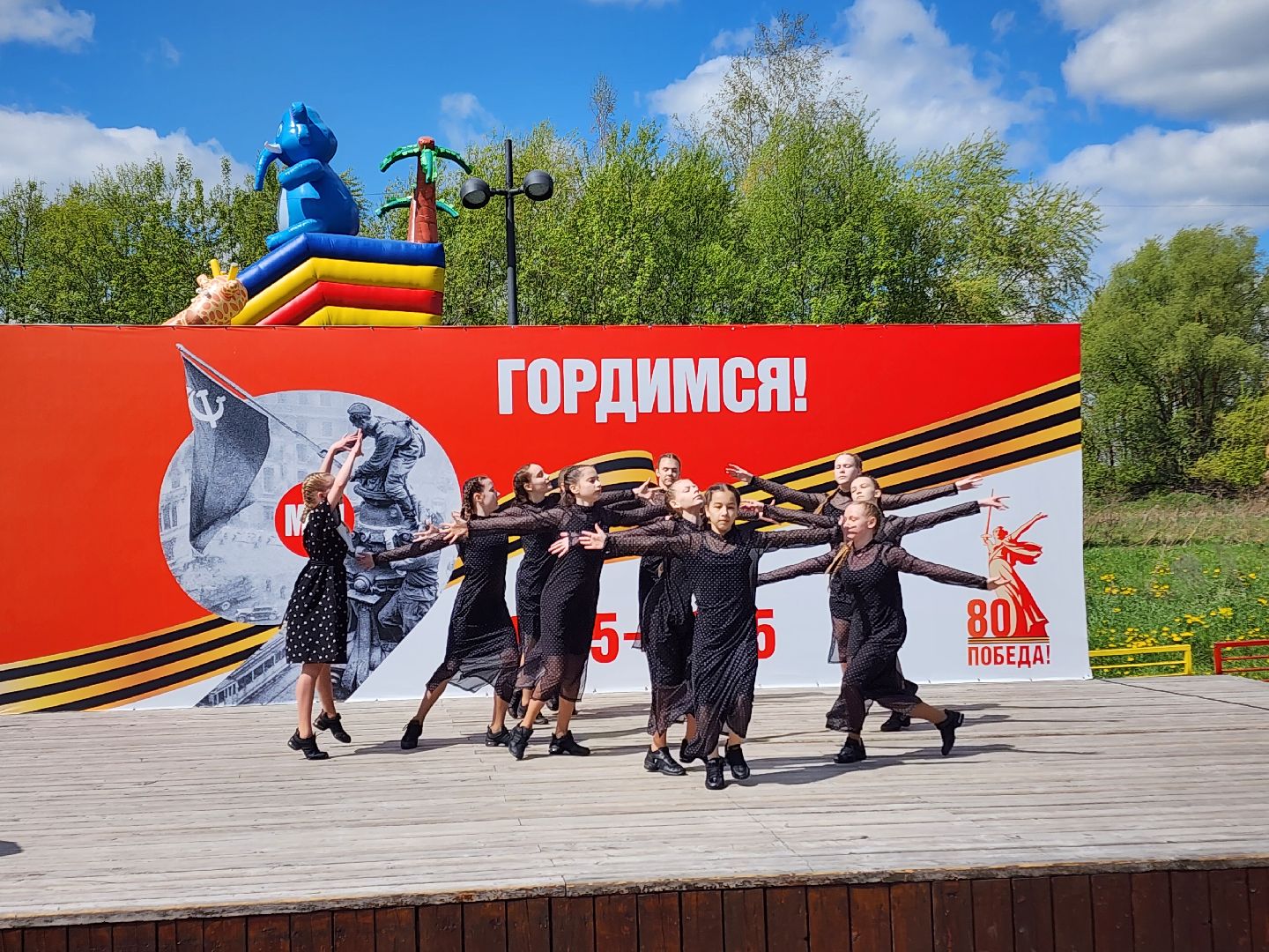 Чехов, городской парк, праздничная программа, культурно-массовые мероприятия, анимация, конкурсы, игры, песни и танцы, чтение стихов, концерт, мастер-классы, полевая кухня, фотозоны, День Победы,