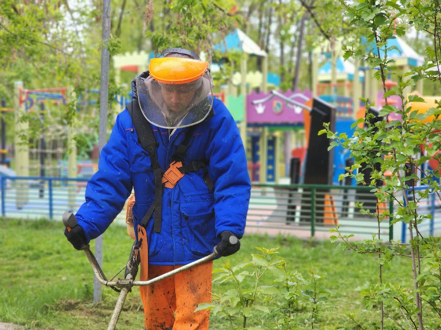 фрязино, уборка улиц, покос травы,