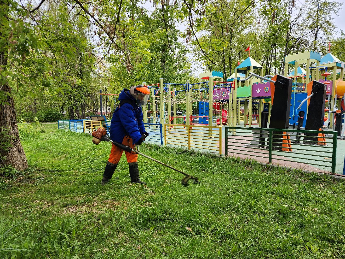 фрязино, уборка улиц, покос травы,