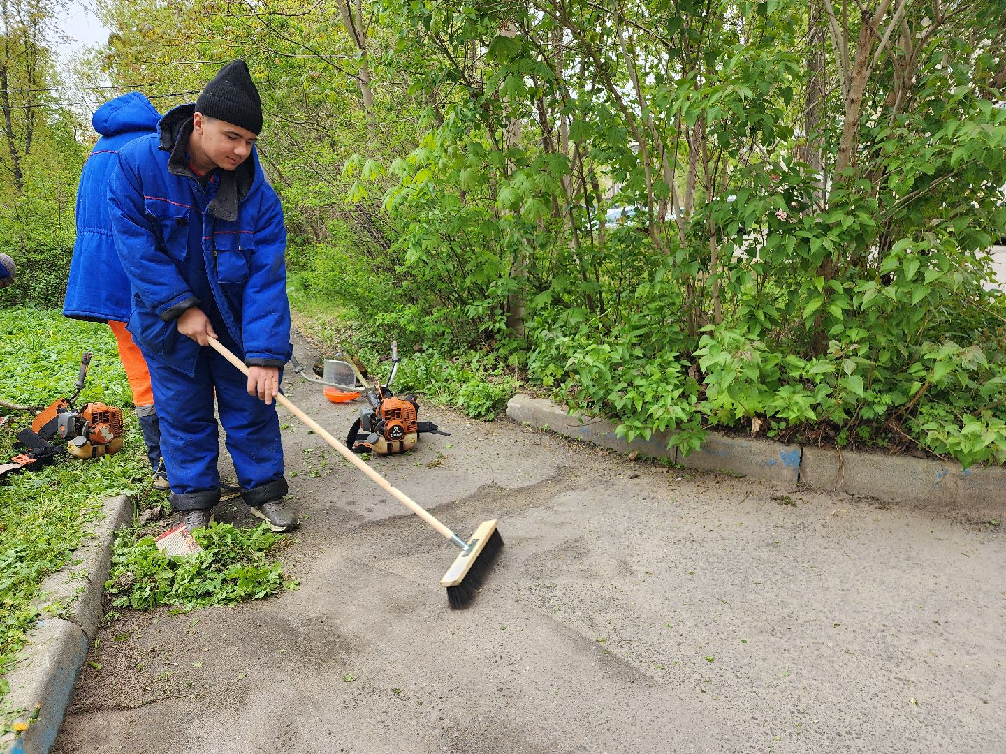 фрязино, уборка улиц, покос травы,