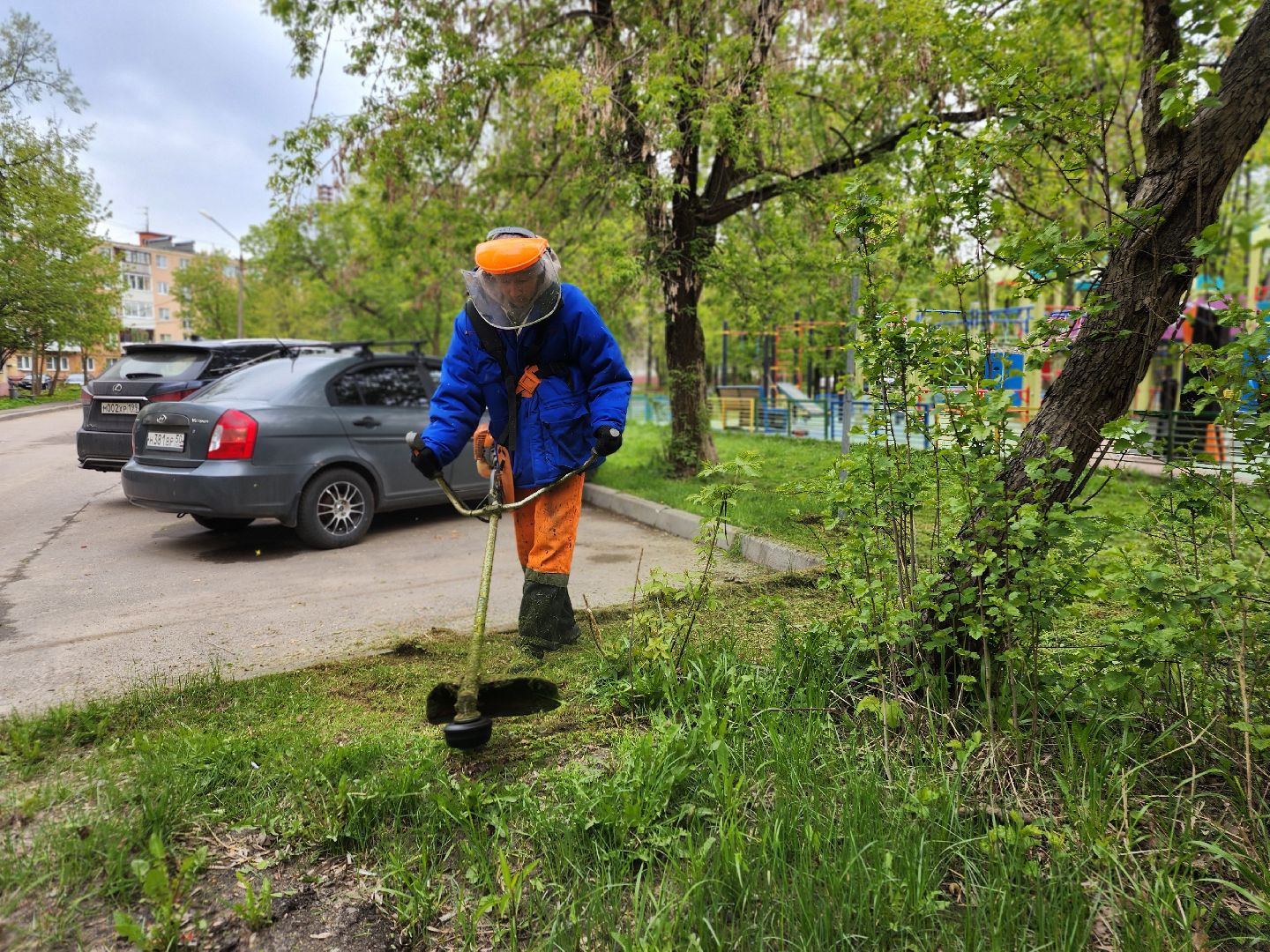 фрязино, уборка улиц, покос травы,