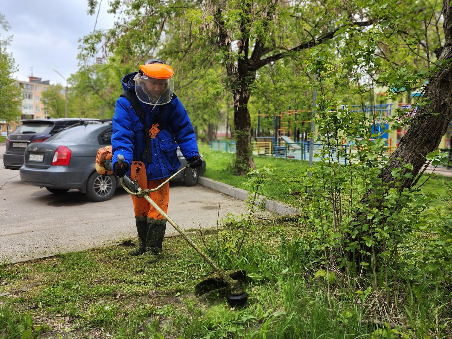 фрязино, уборка улиц, покос травы,