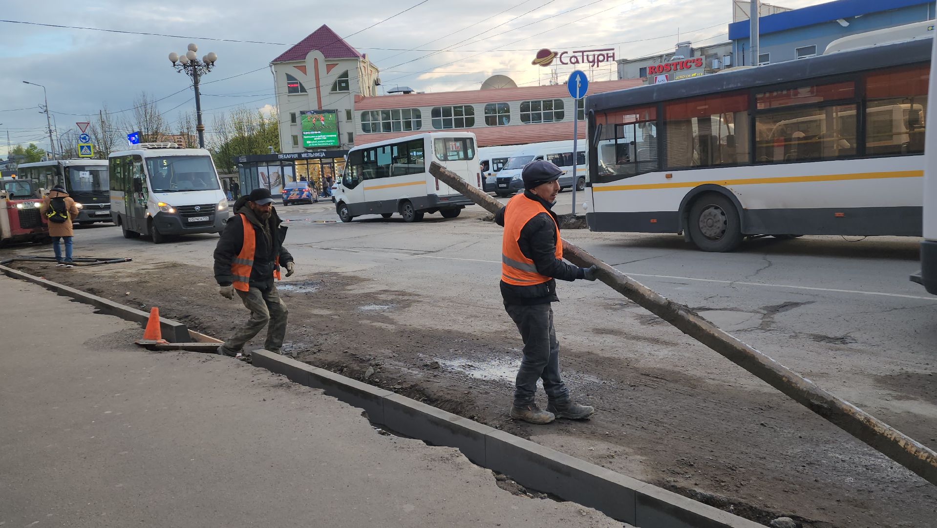 пушкинский округ, пушкино, привокзальная площадь, дорожный ремонт, ремонт дорожного покрытия, опалубка, бордюрный камень,дороги подмосковья,