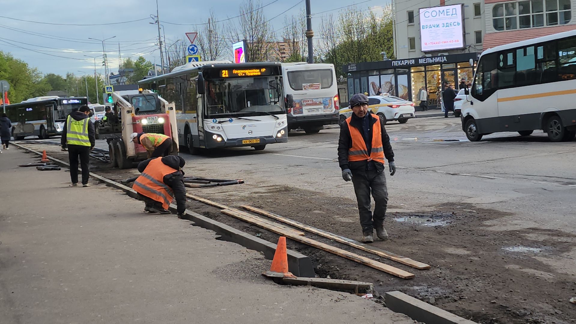 пушкинский округ, пушкино, привокзальная площадь, дорожный ремонт, ремонт дорожного покрытия, опалубка, бордюрный камень,дороги подмосковья,