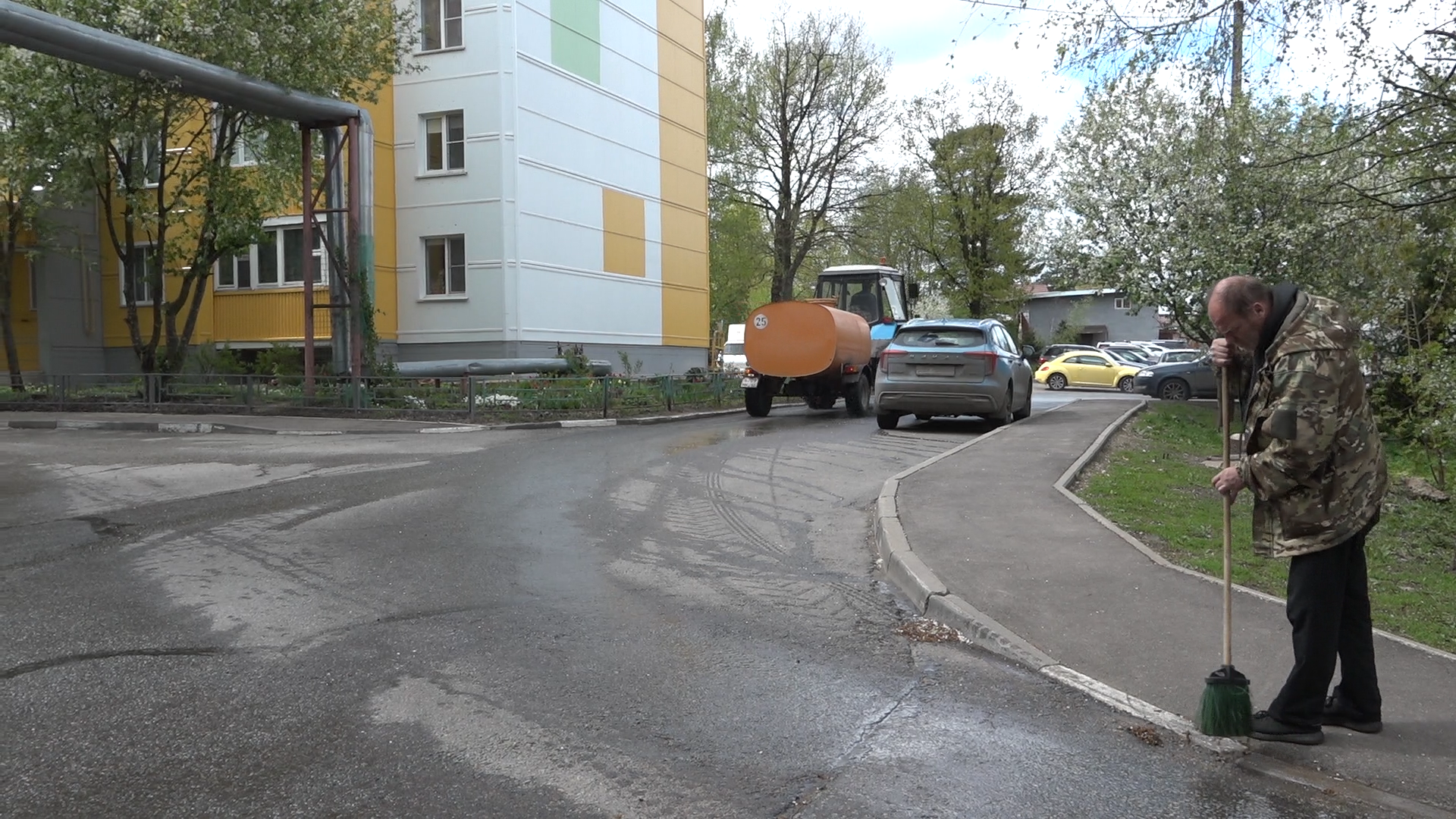 ливнесток, поливальная машина, власиха уборка дорог, коммунальные службы власихи,