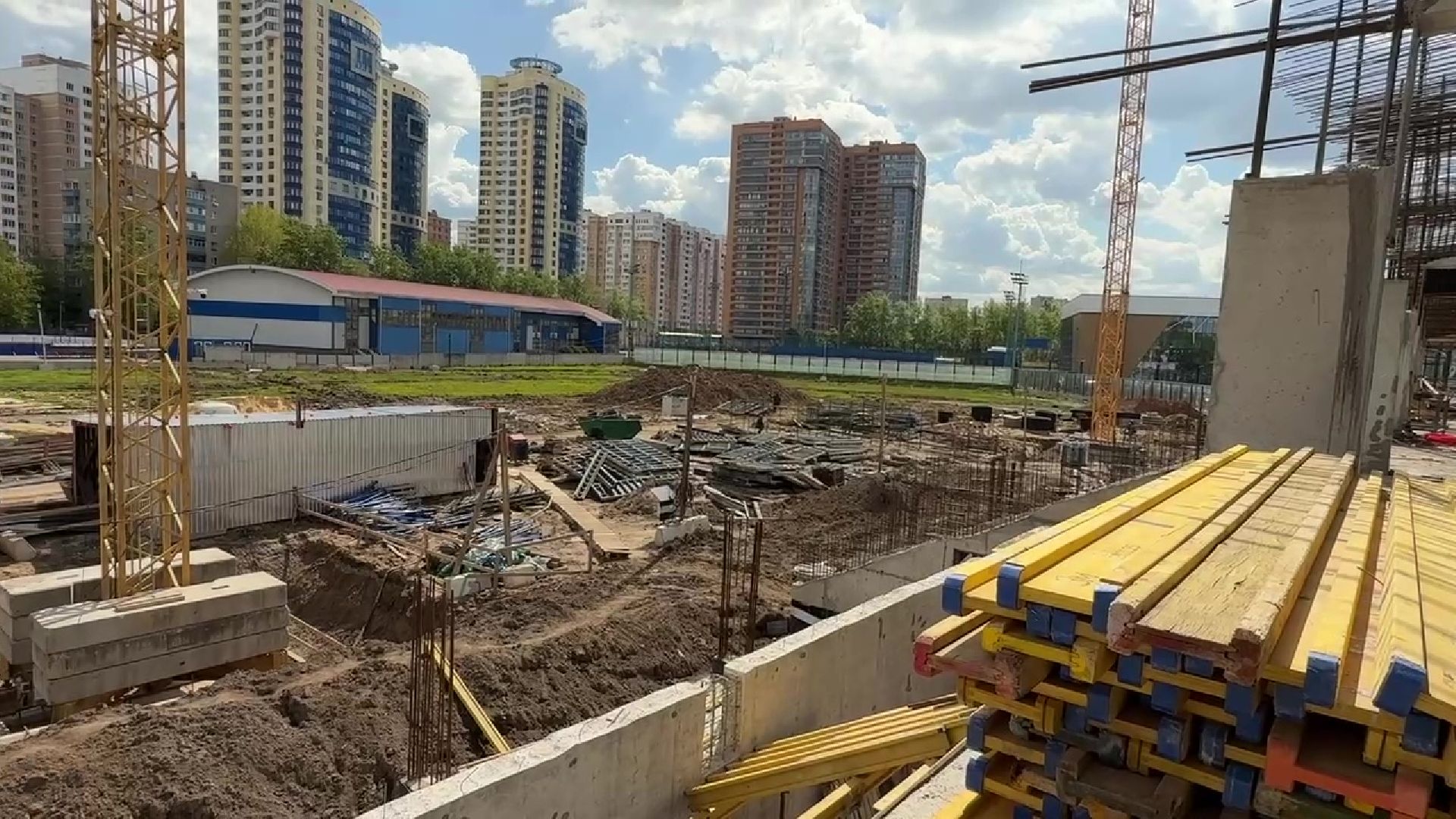 реутов, строительство, футбольное поле, академия акинфеева и чанова,