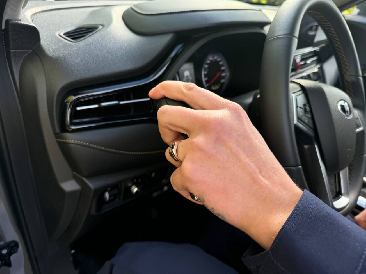 можайск, можайский муниципальный округ, автомобиль ветерану, губернатор, ветеран сво, фонд защитников отечества, спецоперация,участник спецоперации,