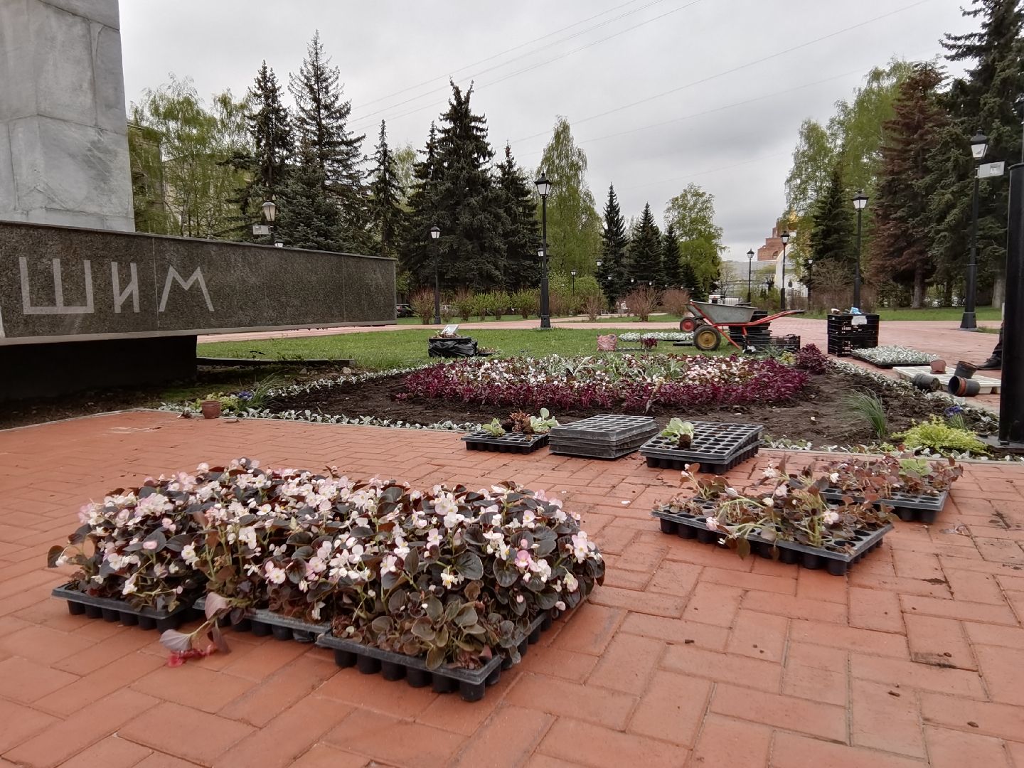 Балашиха, благоустройство, цветы, клумбы, уличные вазоны, кашпо, альпийская горка, День Победы