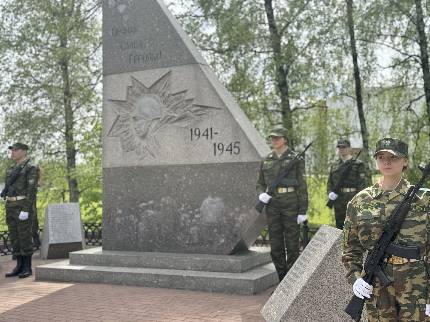 высадка деревьев, ленинский городской округ, сад памяти, возложение цветов,