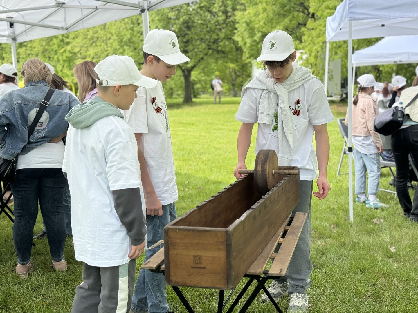 высадка деревьев, ленинский городской округ, сад памяти, возложение цветов,