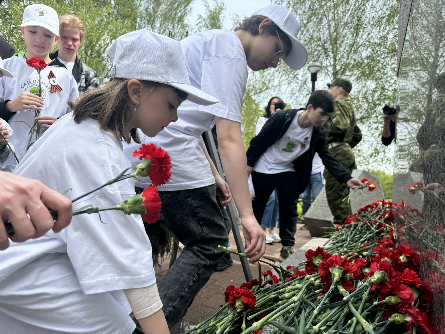 высадка деревьев, ленинский городской округ, сад памяти, возложение цветов,