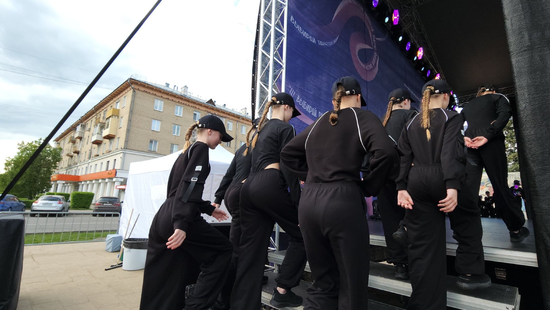 город танцует в парках,