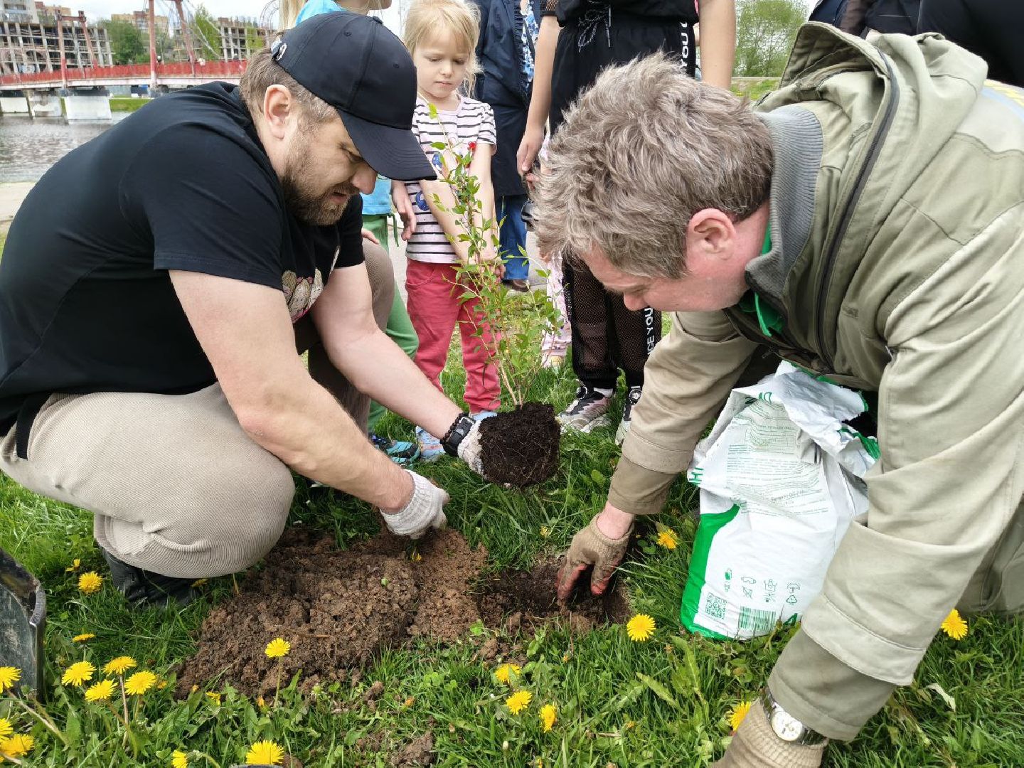 пушкино, сад победы, акция, великая отечественная война, саженцы, берег реки, жители, сотрудники,деревья, высадка деревьев,