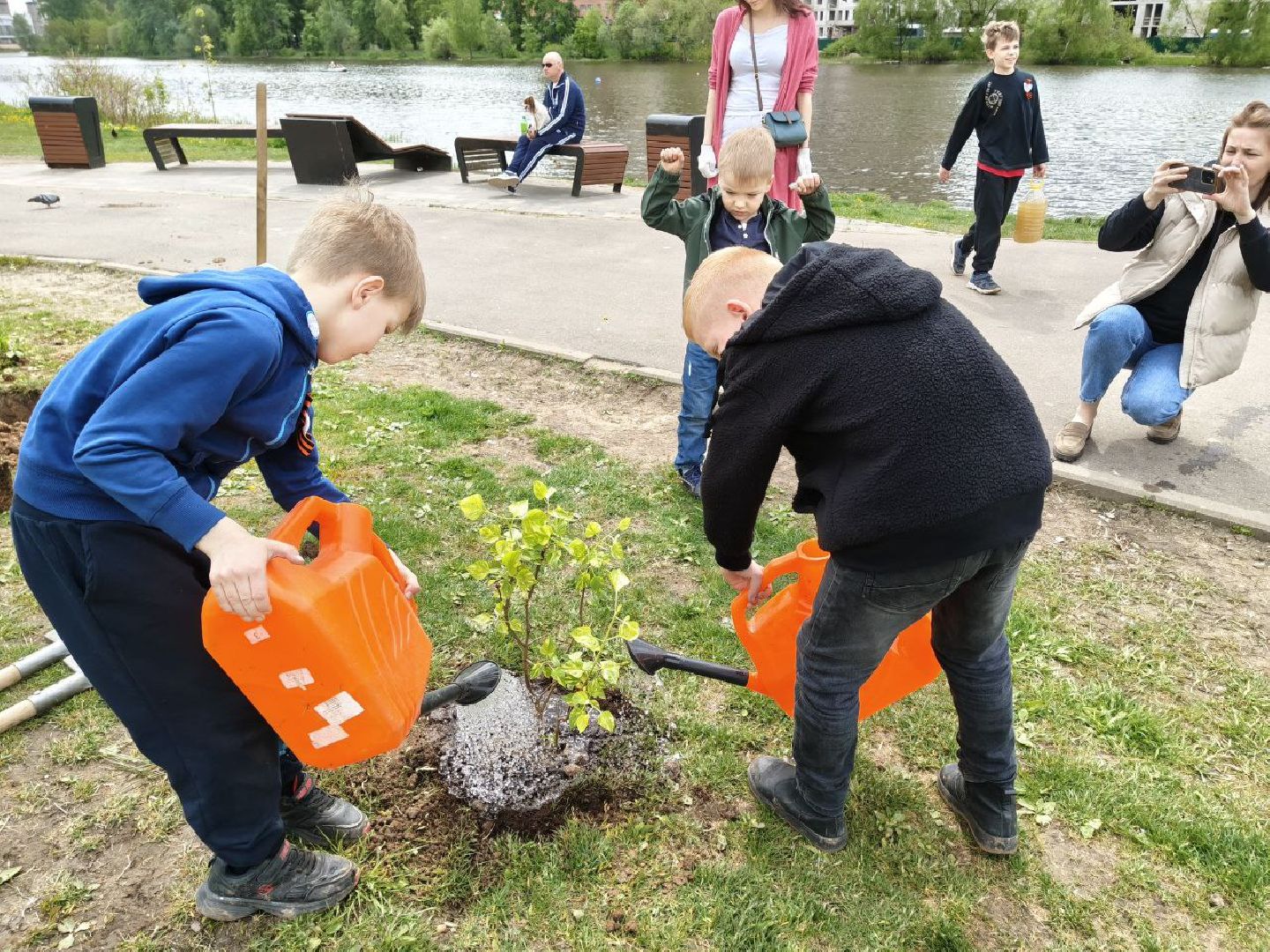 пушкино, сад победы, акция, великая отечественная война, саженцы, берег реки, жители, сотрудники,деревья, высадка деревьев,