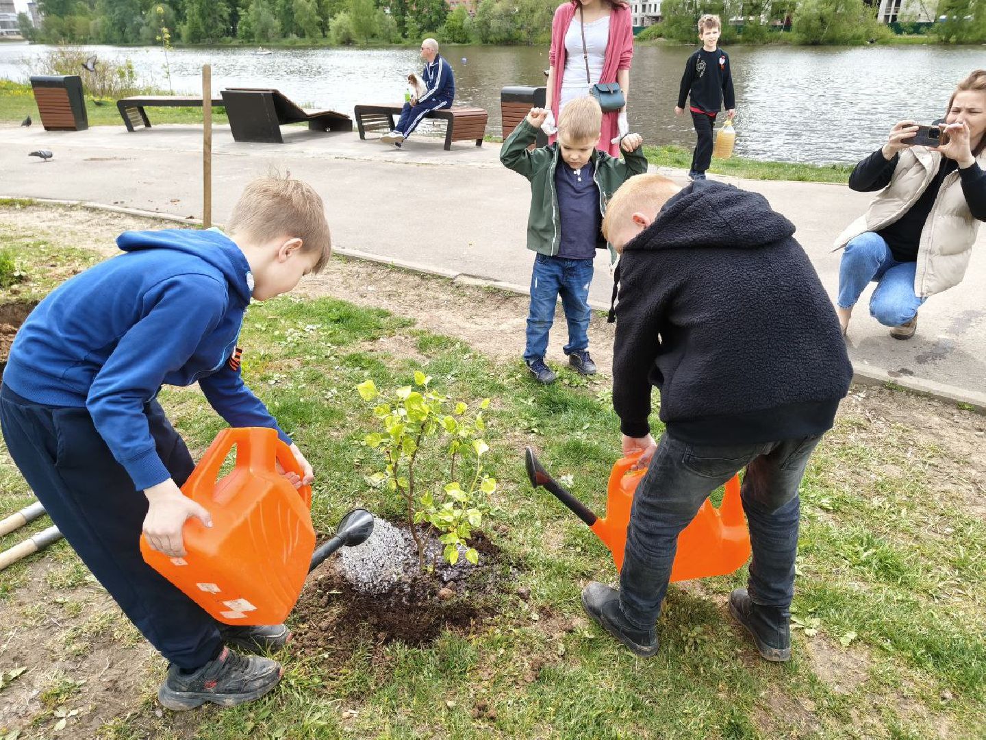 пушкино, сад победы, акция, великая отечественная война, саженцы, берег реки, жители, сотрудники,деревья, высадка деревьев,