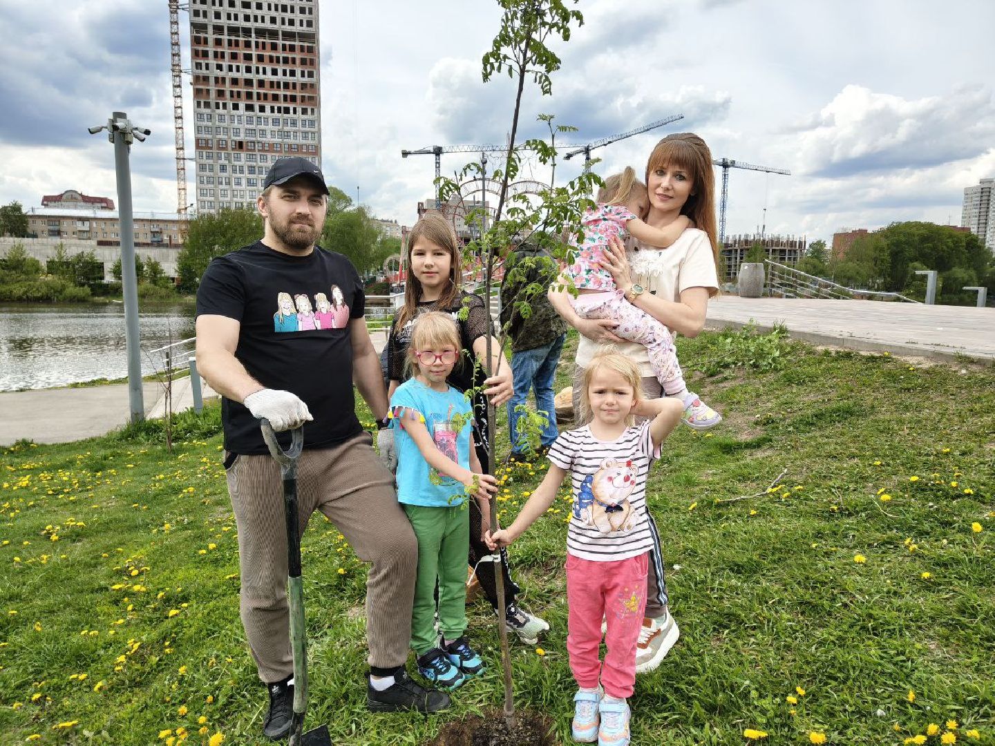 пушкино, сад победы, акция, великая отечественная война, саженцы, берег реки, жители, сотрудники,деревья, высадка деревьев,