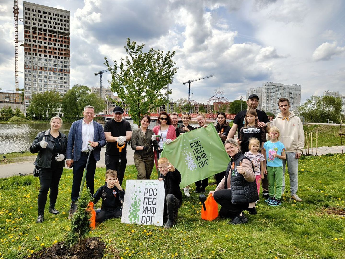 пушкино, сад победы, акция, великая отечественная война, саженцы, берег реки, жители, сотрудники,деревья, высадка деревьев,