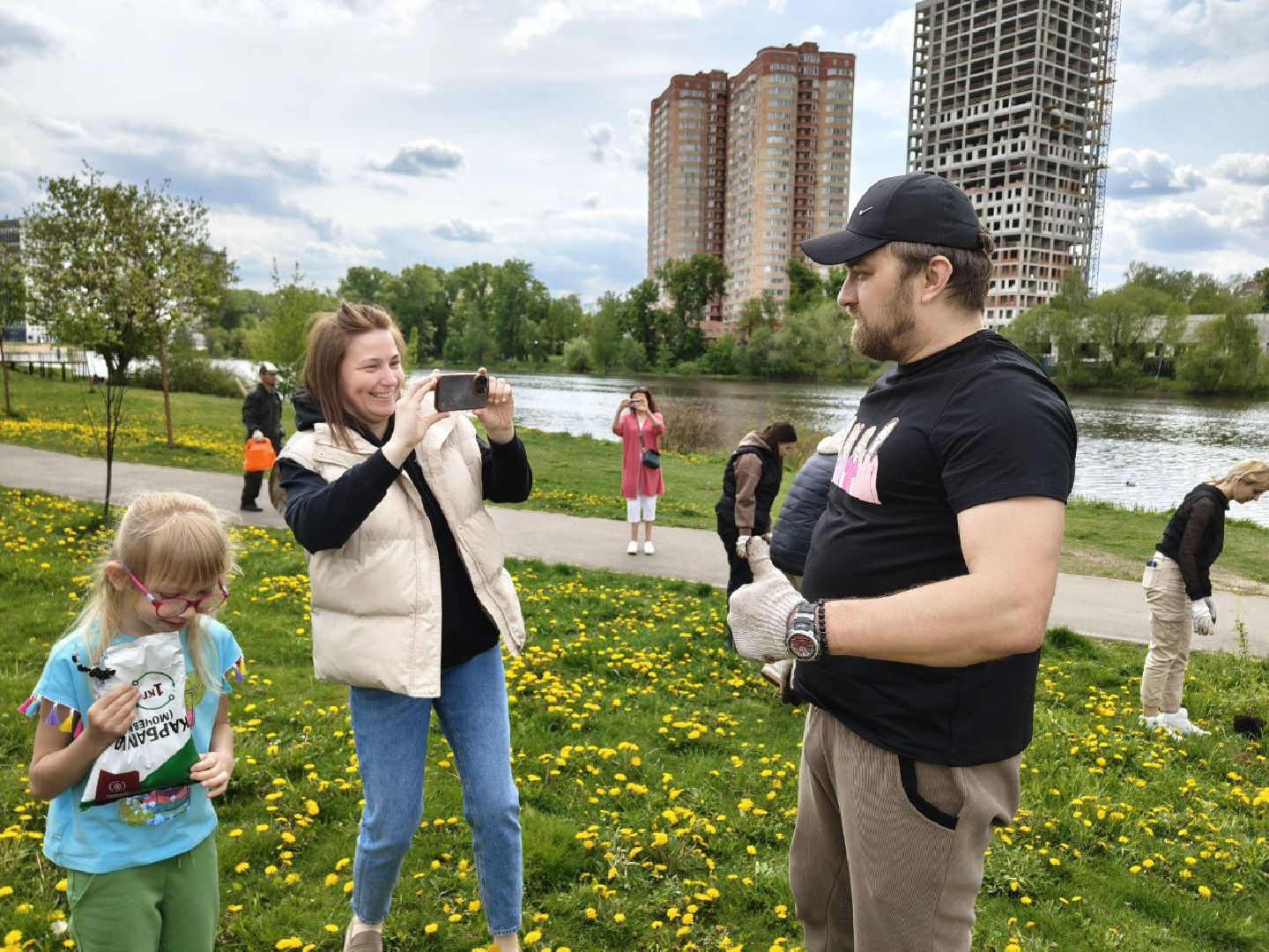 пушкино, сад победы, акция, великая отечественная война, саженцы, берег реки, жители, сотрудники,деревья, высадка деревьев,