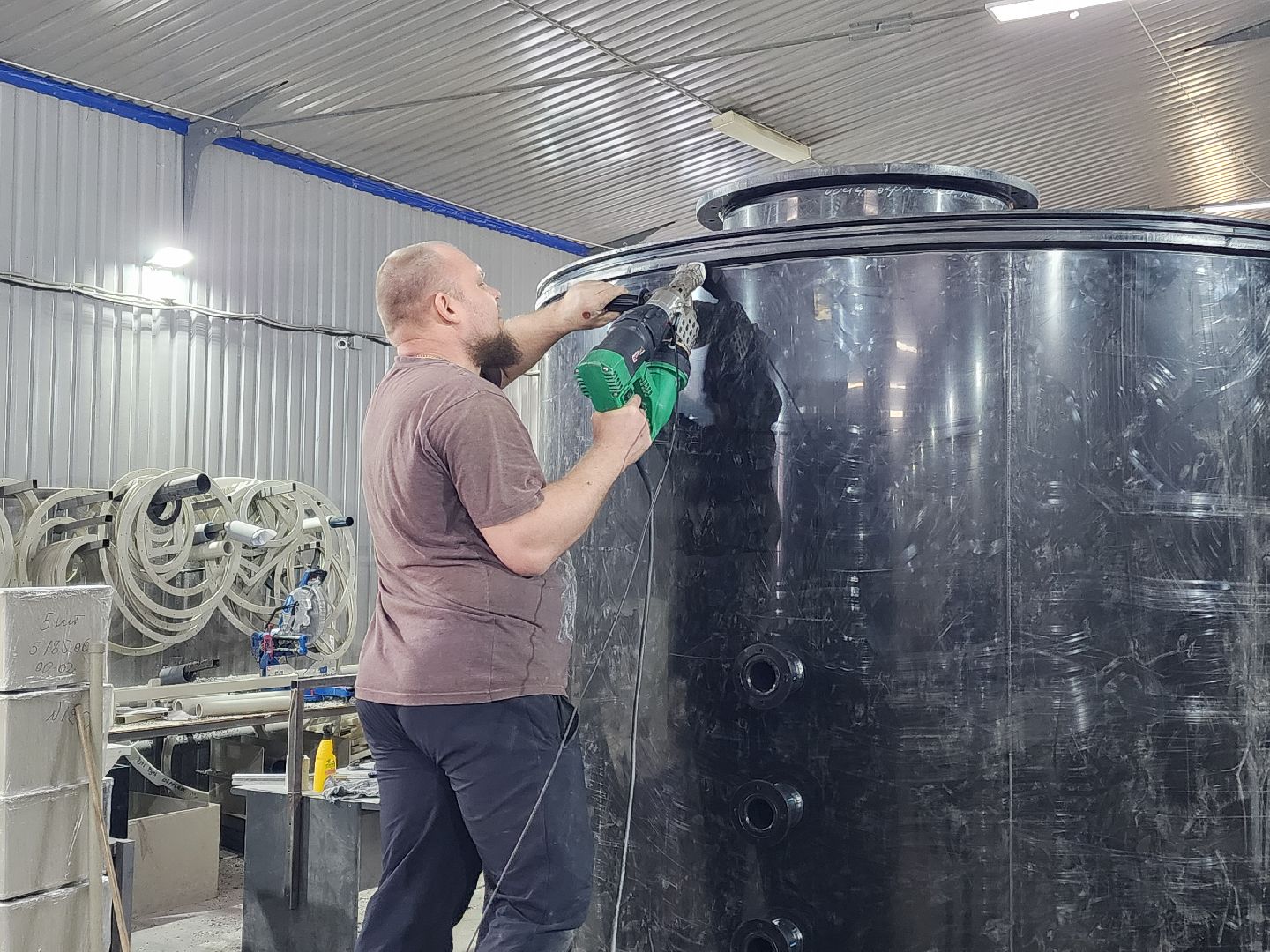 чехов, деревня сергеево, завод полимеризделия, программа импортозамещения, отечественное сырье, российские станки, емкости ванны фильтры, пластиковые изделия, промышленность,